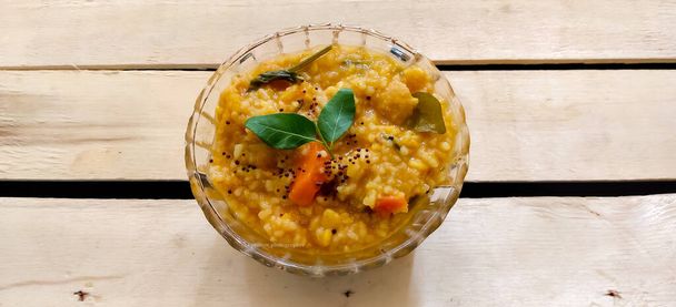 Südindisches traditionelles Gericht, Sambar Rice isoliert in einem Hintergrund mit selektivem Fokus und Kopierraum für die Beschriftung. Indische Küche. - Foto, Bild