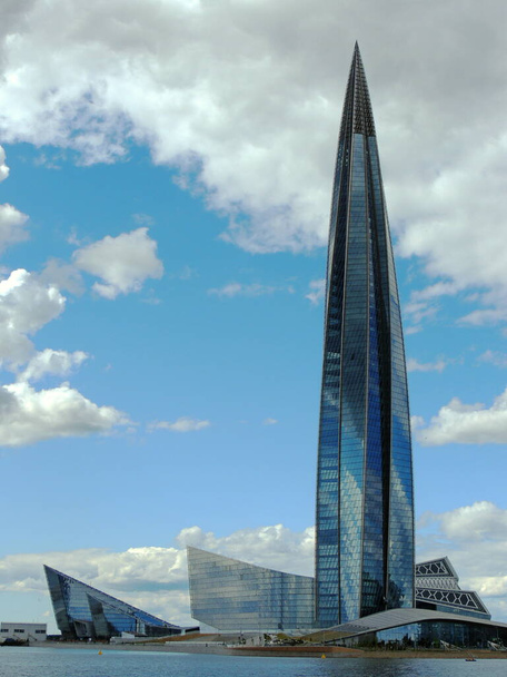 "Lakhta-Center "est un complexe public et d'affaires situé à Lakhta, Saint-Pétersbourg. Le bâtiment le plus haut et le plus moderne de Saint-Pétersbourg. La fierté de la Russie, le nom officieux du phallus de Gazprom. - Photo, image