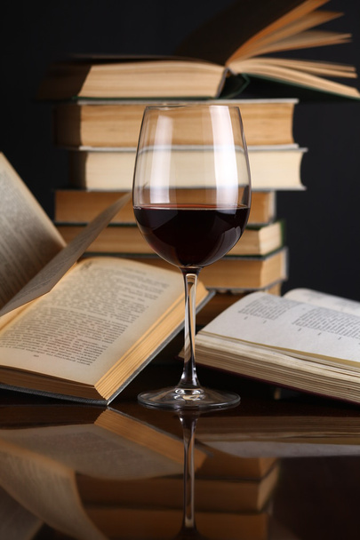 Wine glass and books - Fotografie, Obrázek