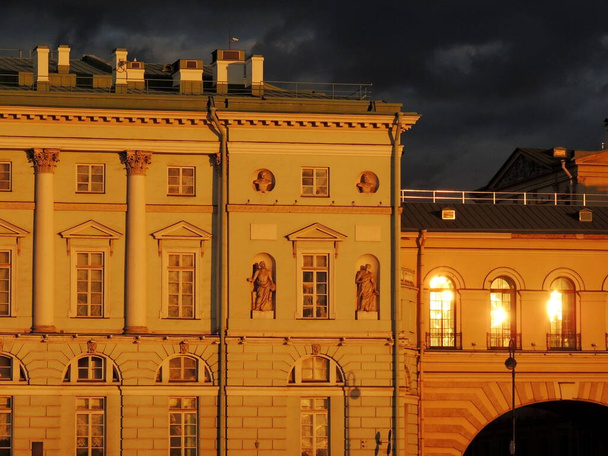 Az építészet az épületek Szentpéterváron, egy régi egységes épület. Gyönyörű házak Szentpéterváron. A Nagy Péter alatt létrehozott városi táj. - Fotó, kép