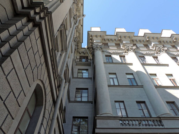 Η αρχιτεκτονική των κτιρίων στην Αγία Πετρούπολη, ένα παλιό ενιαίο κτίριο. Όμορφα σπίτια της Αγίας Πετρούπολης. Το αστικό τοπίο που δημιουργήθηκε υπό τον Πέτρο τον Μέγα. - Φωτογραφία, εικόνα