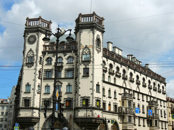 Η αρχιτεκτονική των κτιρίων στην Αγία Πετρούπολη, ένα παλιό ενιαίο κτίριο. Όμορφα σπίτια της Αγίας Πετρούπολης. Το αστικό τοπίο που δημιουργήθηκε υπό τον Πέτρο τον Μέγα. - Φωτογραφία, εικόνα