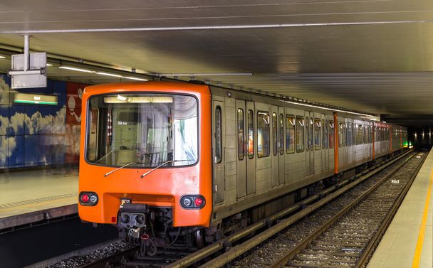 Trainen op de metro station Heizel in Brussel, België - Foto, afbeelding