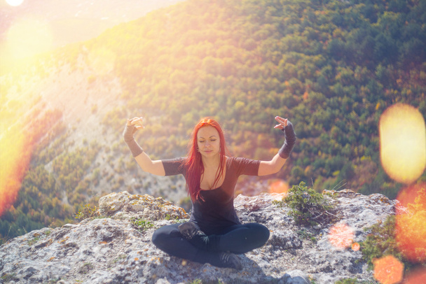 Meditaatiossa oleva nainen
 - Valokuva, kuva