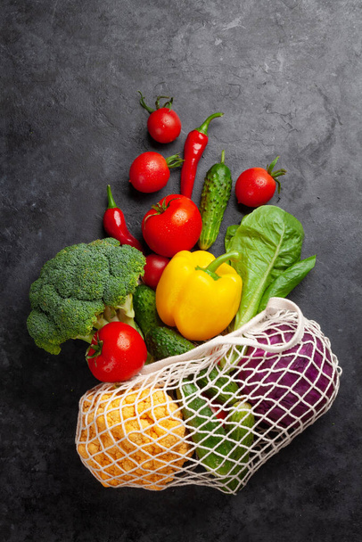 Bolsa de compras de malla ecológica con verduras frescas. Vista superior plano laico - Foto, Imagen
