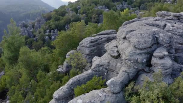 Látványos hegyvidéki táj lenyűgöző sziklaformációkkal. Gyönyörű természet táj. - Felvétel, videó