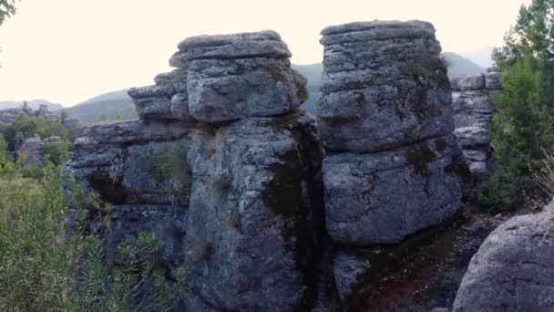 Des formations rocheuses uniques sur fond de montagnes. Paysage géologique. - Séquence, vidéo