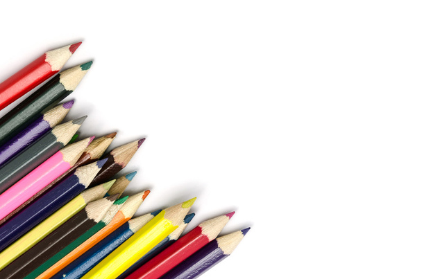 Цветные карандаши изолированы на белом фоне - Фото, изображение