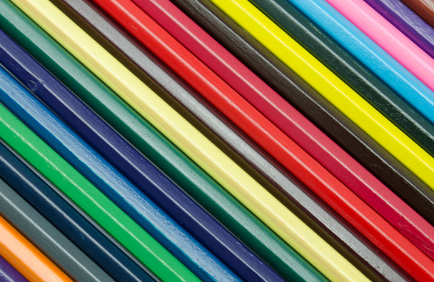 Χρωματικά μολύβια που απομονώνονται σε λευκό φόντο - Φωτογραφία, εικόνα