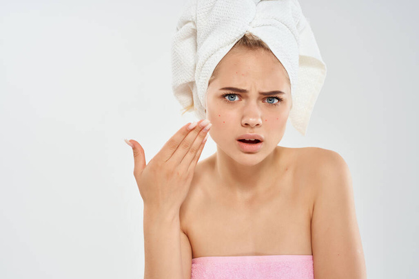 mujer con una toalla en la cabeza limpia piel salud emociones dermatología - Foto, imagen