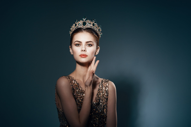 mignonne princesse avec une couronne sur sa tête décoration luxe fond sombre - Photo, image