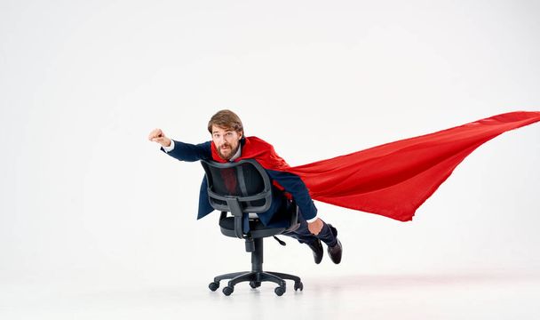 человек в костюме, красный дождевик офис-менеджер кресла - Фото, изображение