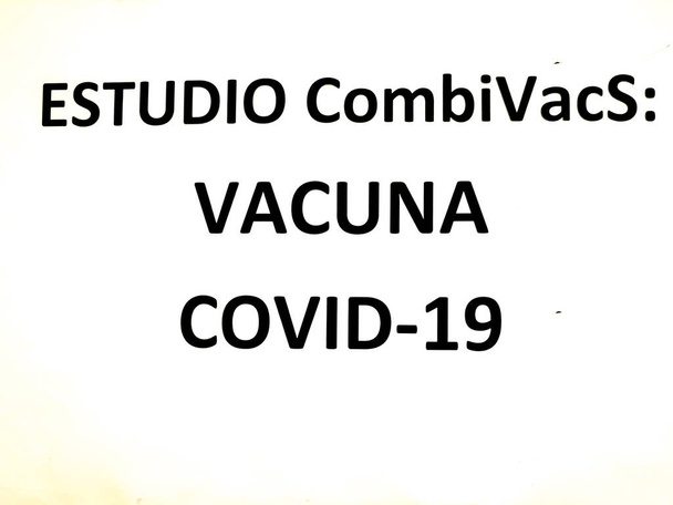 CombiVacs Study: Covid-19 Vaccine Інформаційний постер на території вакцинації Ковід-19. - Фото, зображення