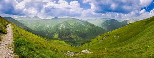 Vista panoramica delle cime montuose dal sentiero
 - Foto, immagini