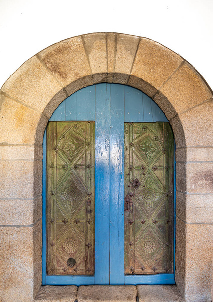 Antica porta della chiesa con arco in pietra, vista frontale - Foto, immagini
