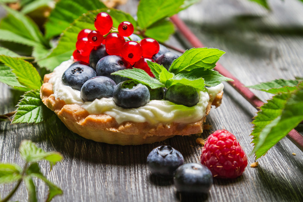 Forest cupcake with berry fruits - Fotoğraf, Görsel