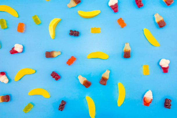 caramelos de gelatina multicolor sobre un fondo azul - Foto, imagen