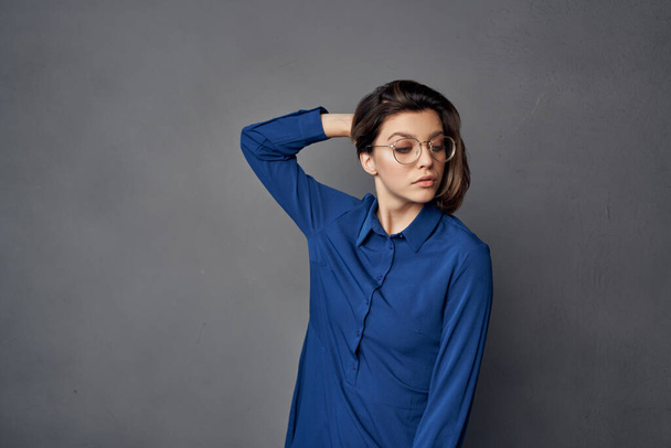 όμορφη γυναίκα glamor μπλε πουκάμισο μόδας κομψό στυλ - Φωτογραφία, εικόνα