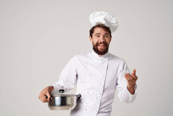 cocinero alegre con una cacerola en sus manos cocina trabajo de cocina - Foto, Imagen