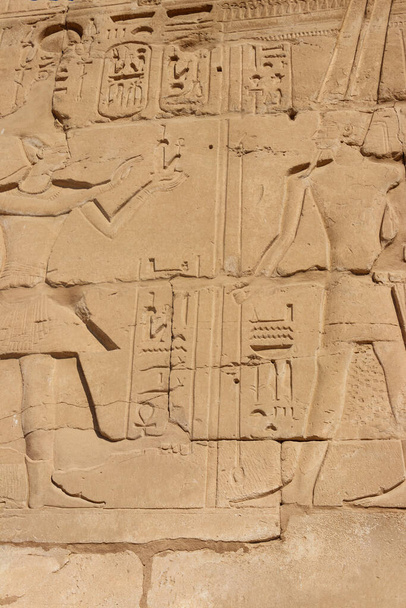 エジプト、ルクソールのカルナック神殿複合体の壁に古代エジプトの絵画や象形文字 - 写真・画像