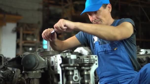Widok rozmontowanego silnika samochodowego. ręce mechanicznego silnika naprawczego - Materiał filmowy, wideo