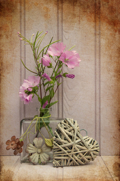 Hermosa flor en jarrón con corazón naturaleza muerta concepto de amor
 - Foto, Imagen