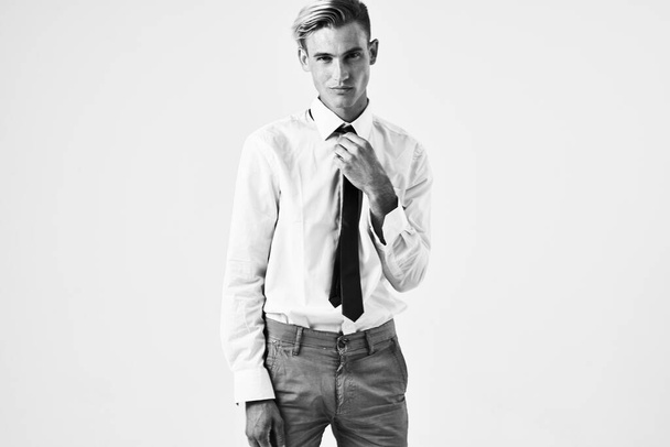 uomo in camicia bianca con cravatta acconciatura alla moda stile elegante sfondo chiaro - Foto, immagini