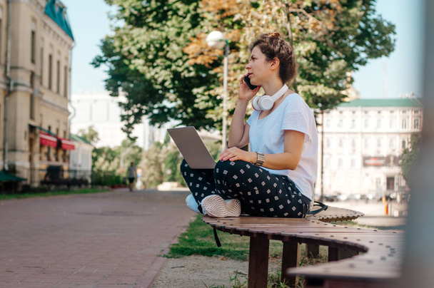 Young woman working sitting outdoor - Φωτογραφία, εικόνα