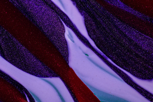 Cenário colorido abstrato com gotas de óleo e ondas na superfície da água. Conceito de fundo abstrato - Foto, Imagem