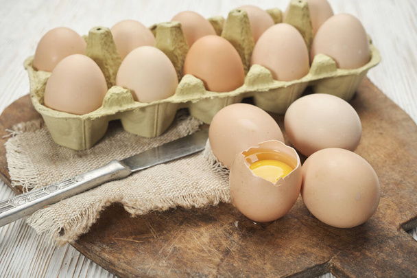 Lähikuva raaka kananmunat muna laatikko puinen tausta. Raaka kananmunat munalaatikossa luomuruokaa hyvää terveyttä varten proteiinipitoinen . - Valokuva, kuva