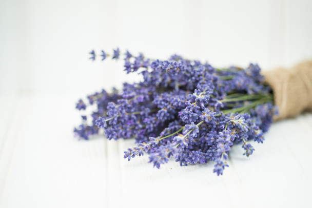 Beautiful fragrant lavender bunch in rustic home styled setting - Fotografie, Obrázek