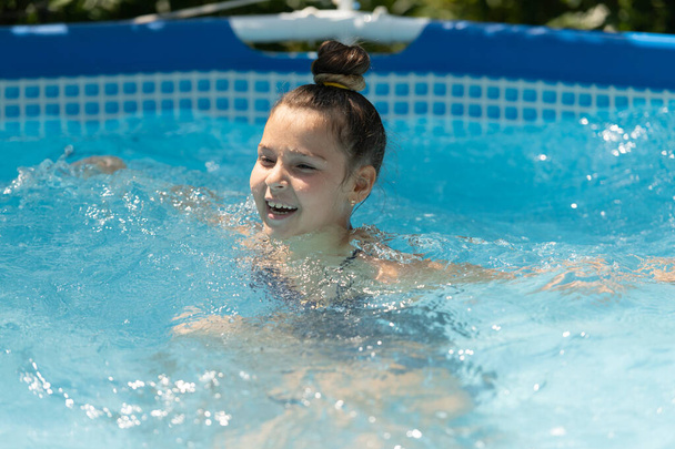 En büyük rahatlığı elde et. Mutlu çocuk yüzme havuzunda rahatla. Soğuk havuz günü. Dinlenme ve gevşeme - Fotoğraf, Görsel