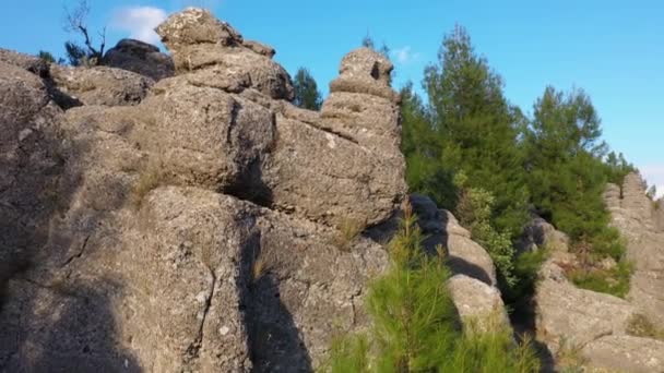 Hegyvidéki táj fenséges sziklaformációkkal és örökzöld fákkal. - Felvétel, videó