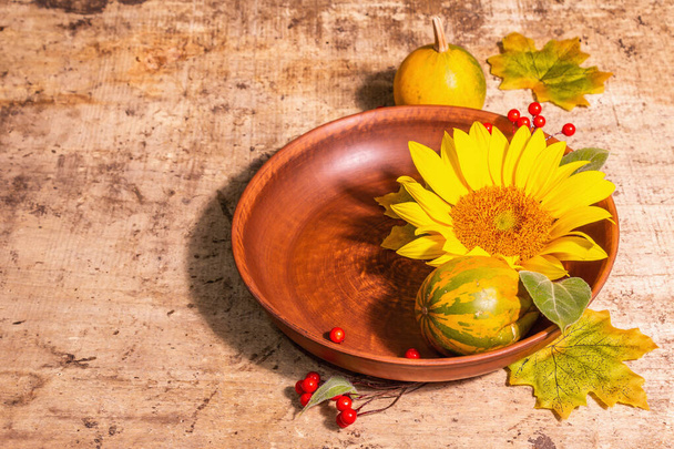 Herbstliche Komposition. Tischdecken, Sonnenblumen, rote Beeren und Kürbisse. Festlich gute Laune Hintergrund, Kopierraum - Foto, Bild