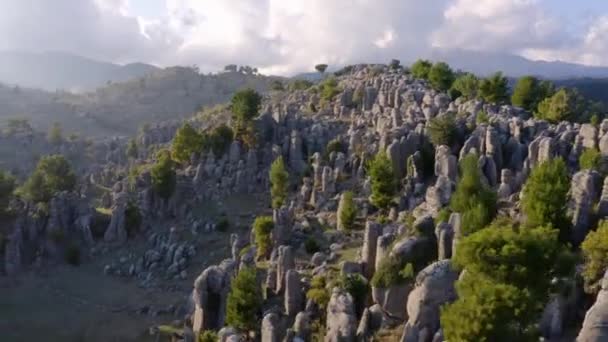 Látványos hegyvidéki táj lenyűgöző sziklaformációkkal. Kilátás felülről. - Felvétel, videó