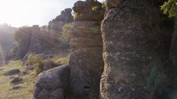 Reggeli nap megvilágított fenséges szürke kőzetképződmények. - Felvétel, videó