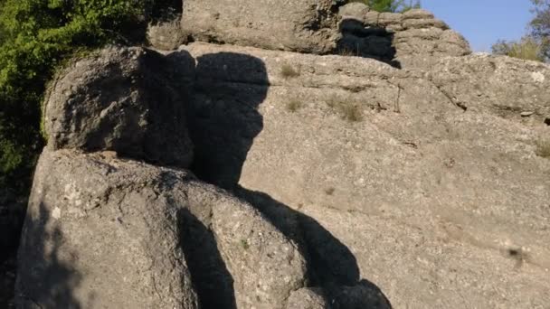 Мальовничий краєвид з мальовничими скельними утвореннями на гірському схилі
. - Кадри, відео