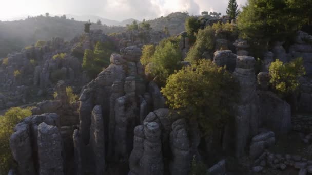 Lélegzetelállító táj sziklák és hegyek. Légi panoráma Adam Kayalar kőzetképződményekre. - Felvétel, videó