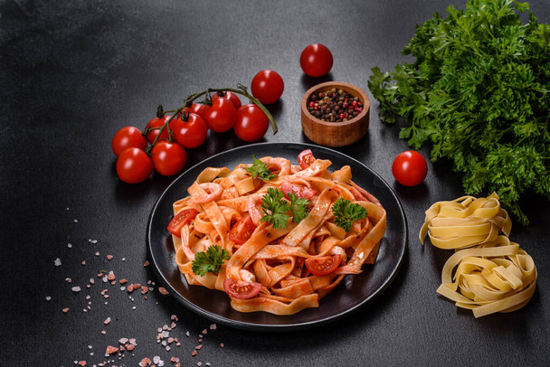 Ζυμαρικά με φετουτσίνι με γαρίδες, ντοματίνια, σάλτσα, μπαχαρικά και βότανα. Μεσογειακή κουζίνα - Φωτογραφία, εικόνα