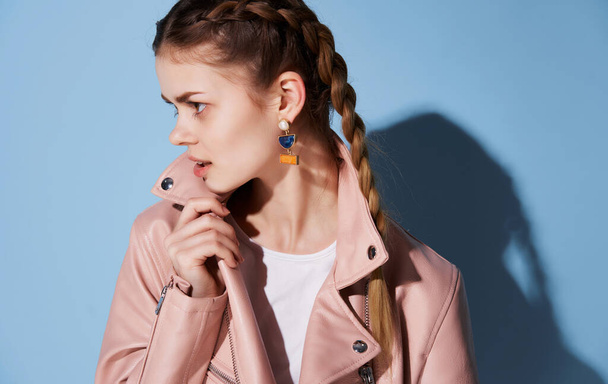 ピンクのジャケットファッショントレンドブルーの背景にピグテールを持つ赤髪の女性 - 写真・画像