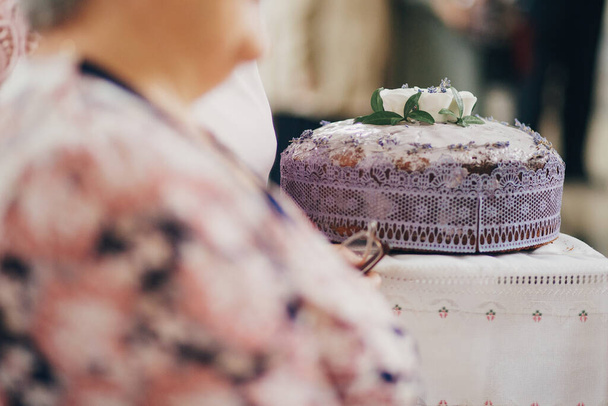 Прекрасный традиционный украинский свадебный хлеб с лавандой и розами. Традиционный украинский свадебный хлеб для благословения невесты и жениха - Фото, изображение