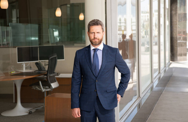 успех бизнеса. успешный человек в деловом костюме. менеджер. мужская мода - Фото, изображение
