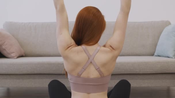Lady Flexing Arms lihakset liikunta käsipainoilla kotona, peruutusnäkymä - Materiaali, video