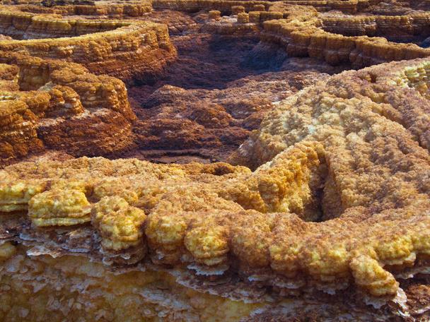 Primer plano de coloridos patrones rocosos formando un paisaje similar a Marte en Danakil Depresión en Etiopía. - Foto, Imagen