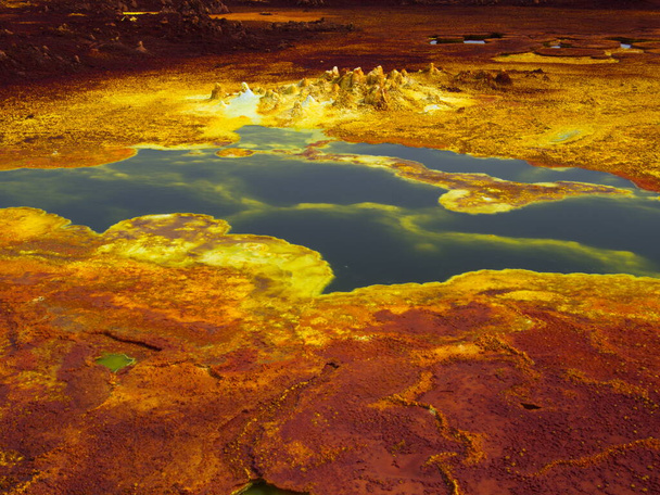 Primer plano de coloridos manantiales de azufre y patrones rocosos formando un paisaje parecido a Marte Danakil Depresión lugar más caliente de la tierra, Etiopía. - Foto, imagen