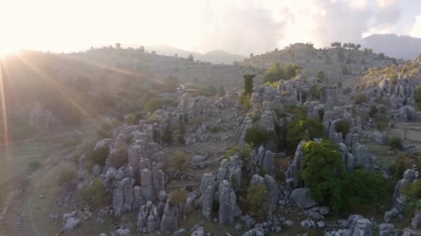 美しい岩の形成と山の谷の空中ドローンビュー. - 映像、動画