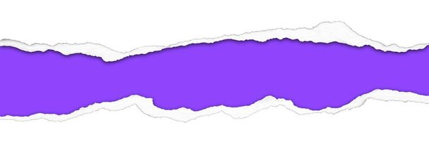 Papel rasgado sobre fondo púrpura - Foto, Imagen