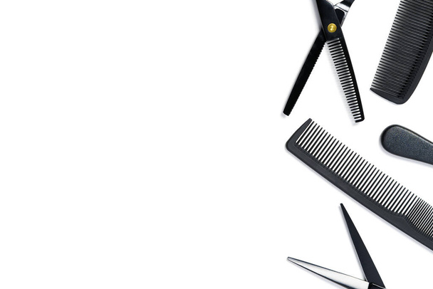 układ na białym z nożyczek i grzebienie do usług fryzjerskich - Zdjęcie, obraz