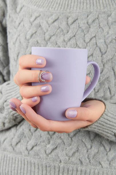 Naiset kädet muodikas laventeli manikyyri tilalla cup. Talvi joulu kynsien suunnittelu - Valokuva, kuva
