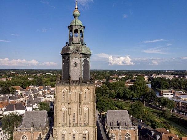 Closeup aerial of top of Walburgiskerk cathedral in medieval Hanseatic town Zutphen in The Netherlands in its urban surrounding at sunset - Foto, immagini